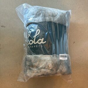 Lola blanket, size large, in Smoky skies, gray